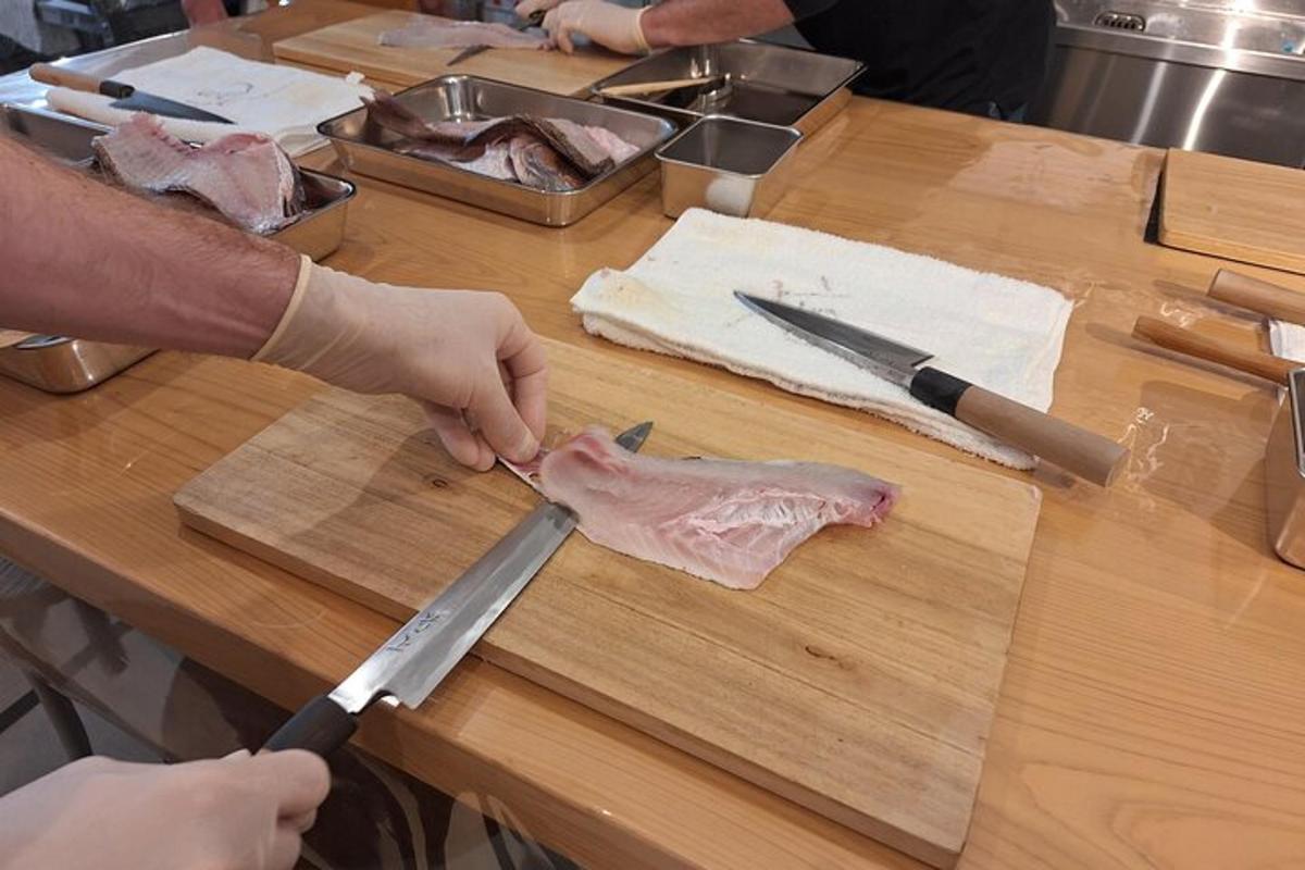 una persona cortando un trozo de carne en una tabla de cortar