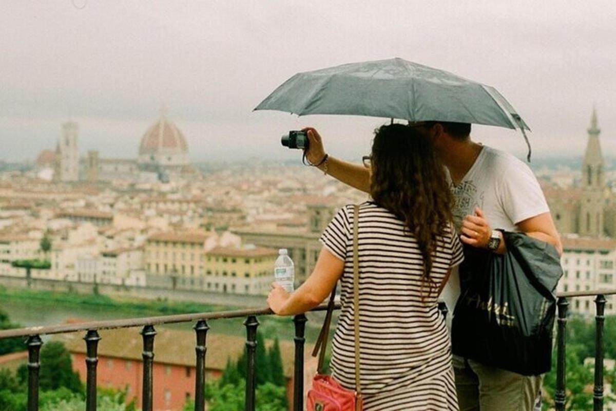 un bărbat și o femeie care stau sub o umbrelă