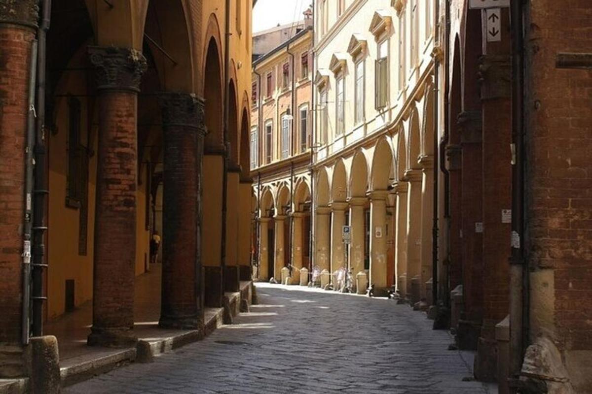 un vicolo vuoto con edifici e una strada di mattoni