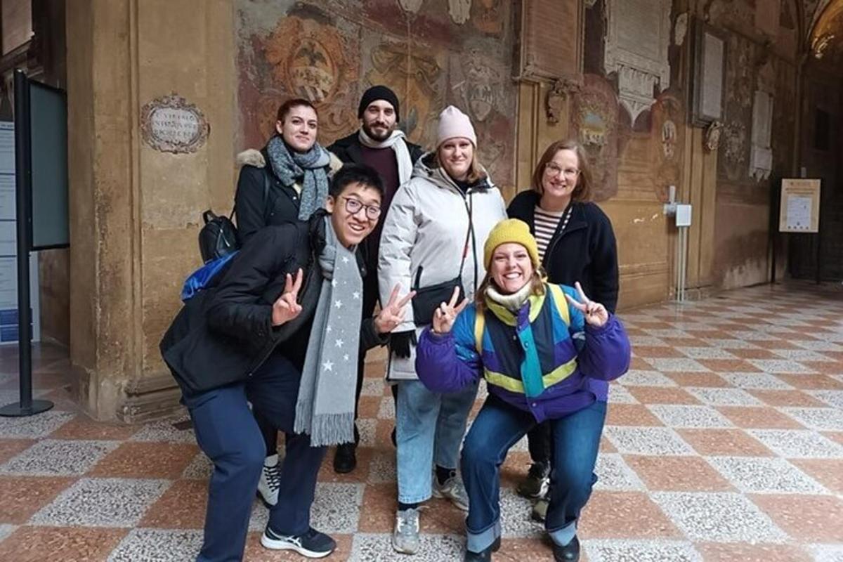 grupp inimesi, kes poseerivad hoones pildi jaoks