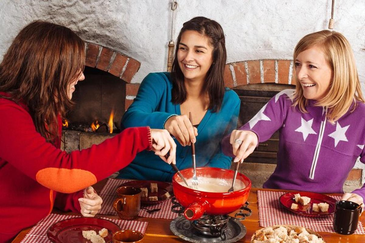 Dos mujeres cocinando comida en un recipiente sobre una mesa.