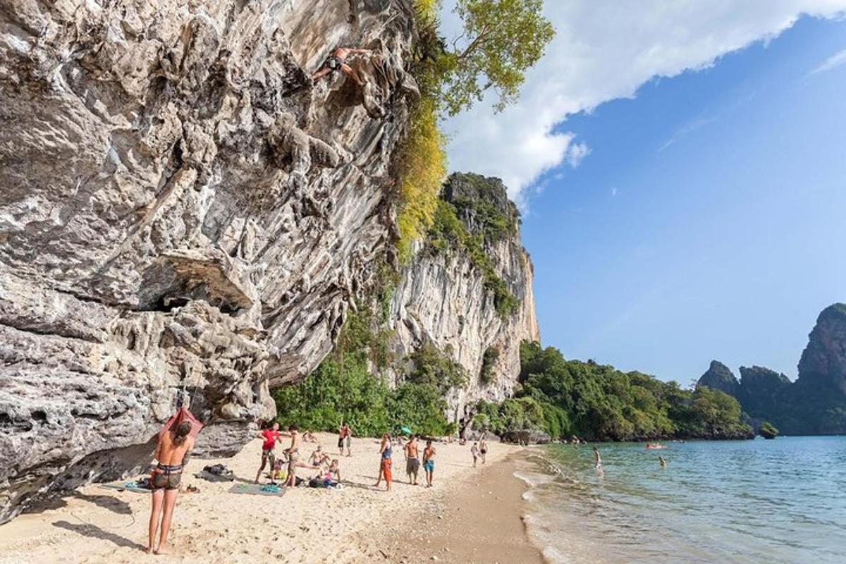 un gruppo di persone su una spiaggia vicino a una montagna