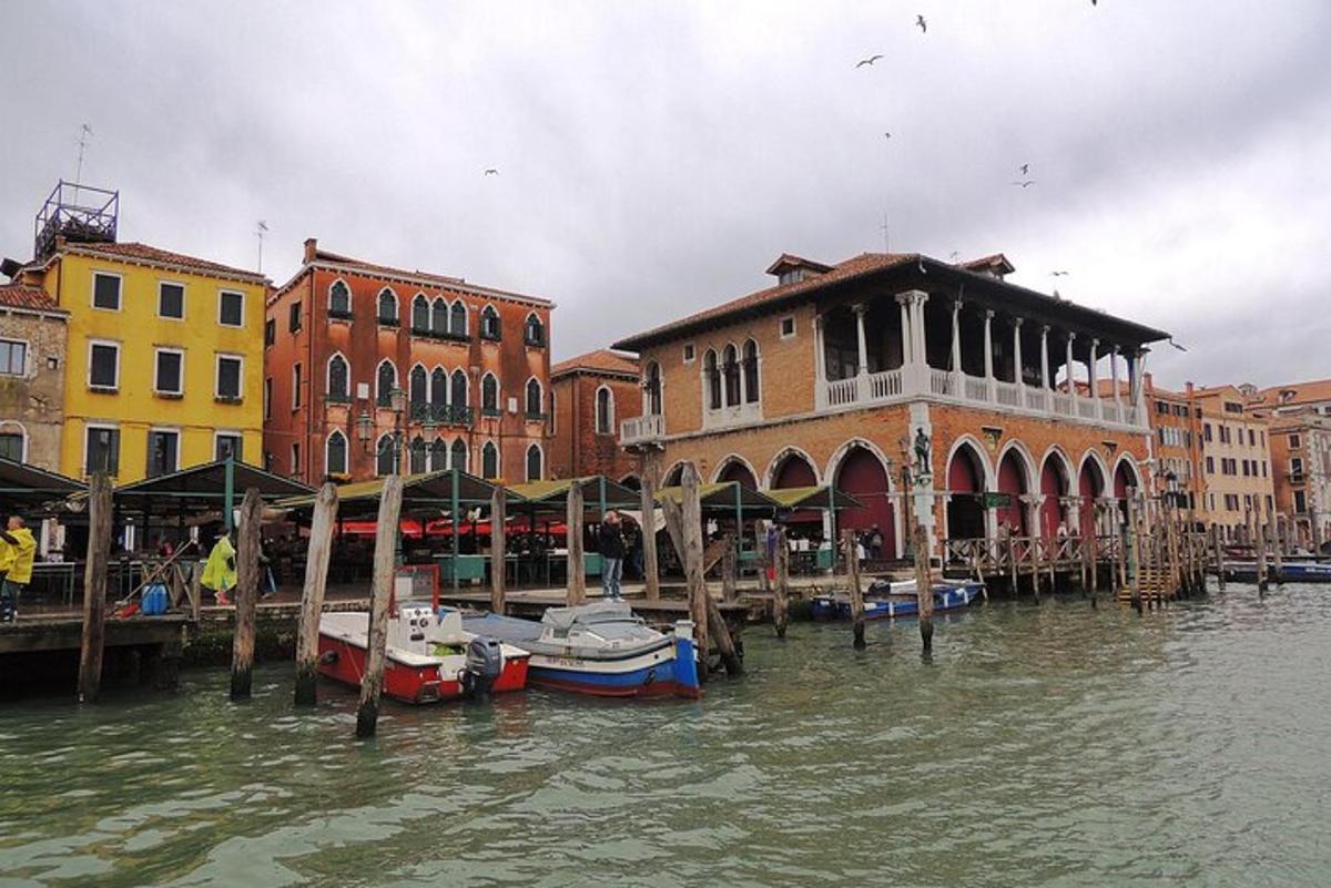 un gruppo di barche attraccate in un canale con edifici