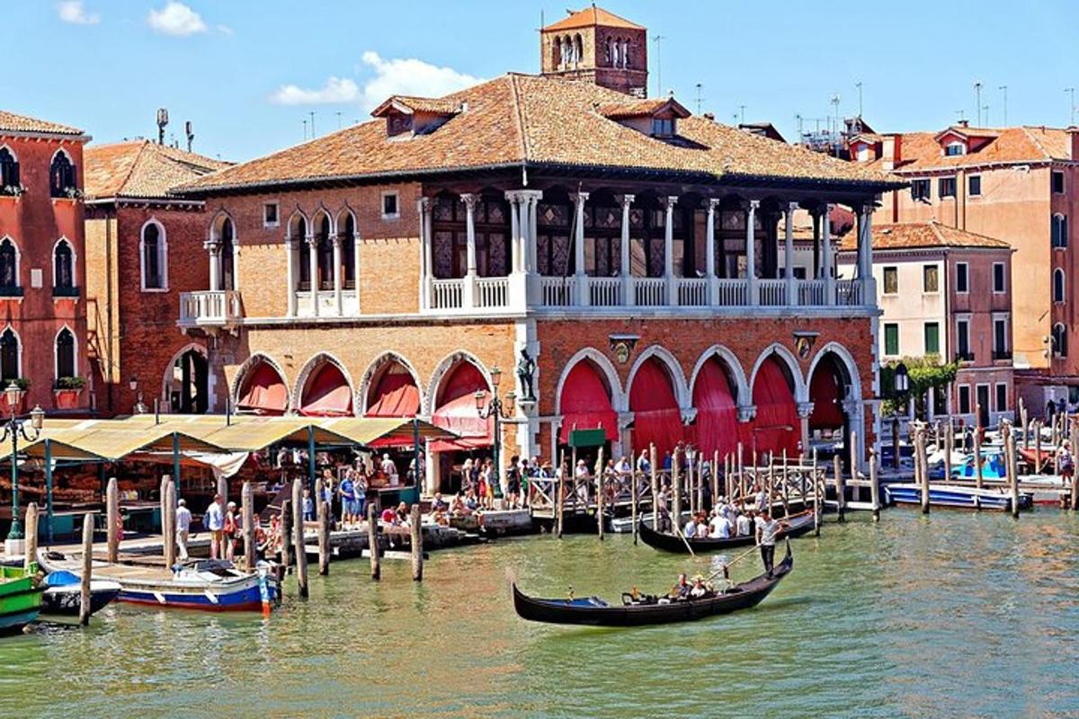 un gruppo di persone in una gondola davanti a un edificio