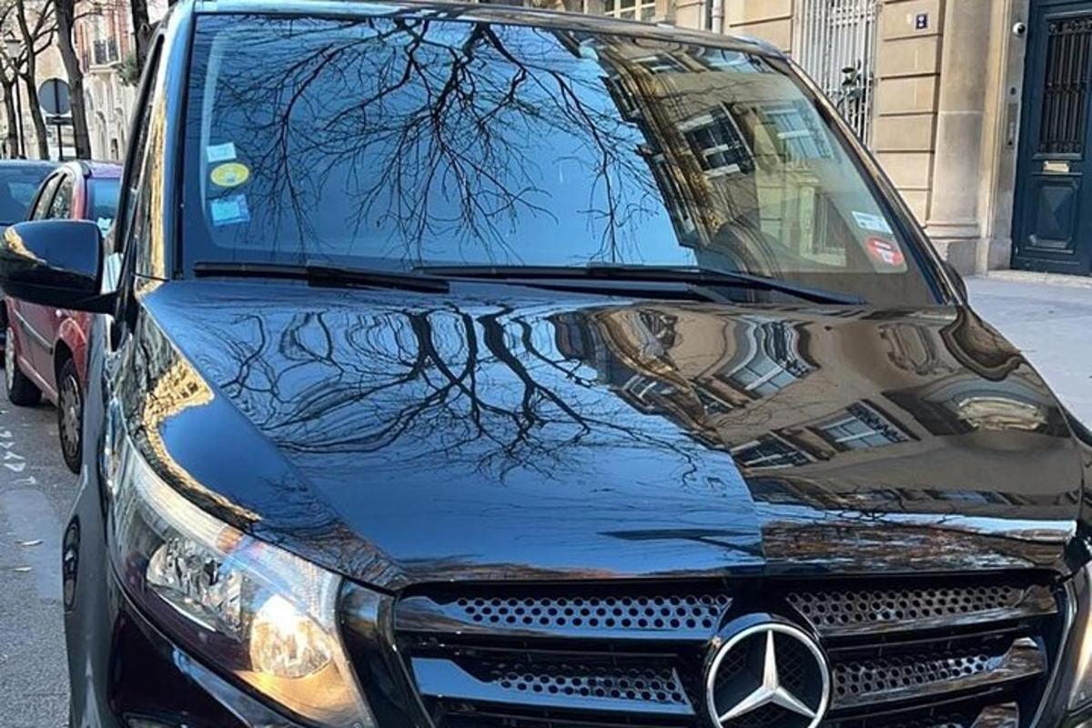 un'auto nera con il suo riflesso nella parte anteriore