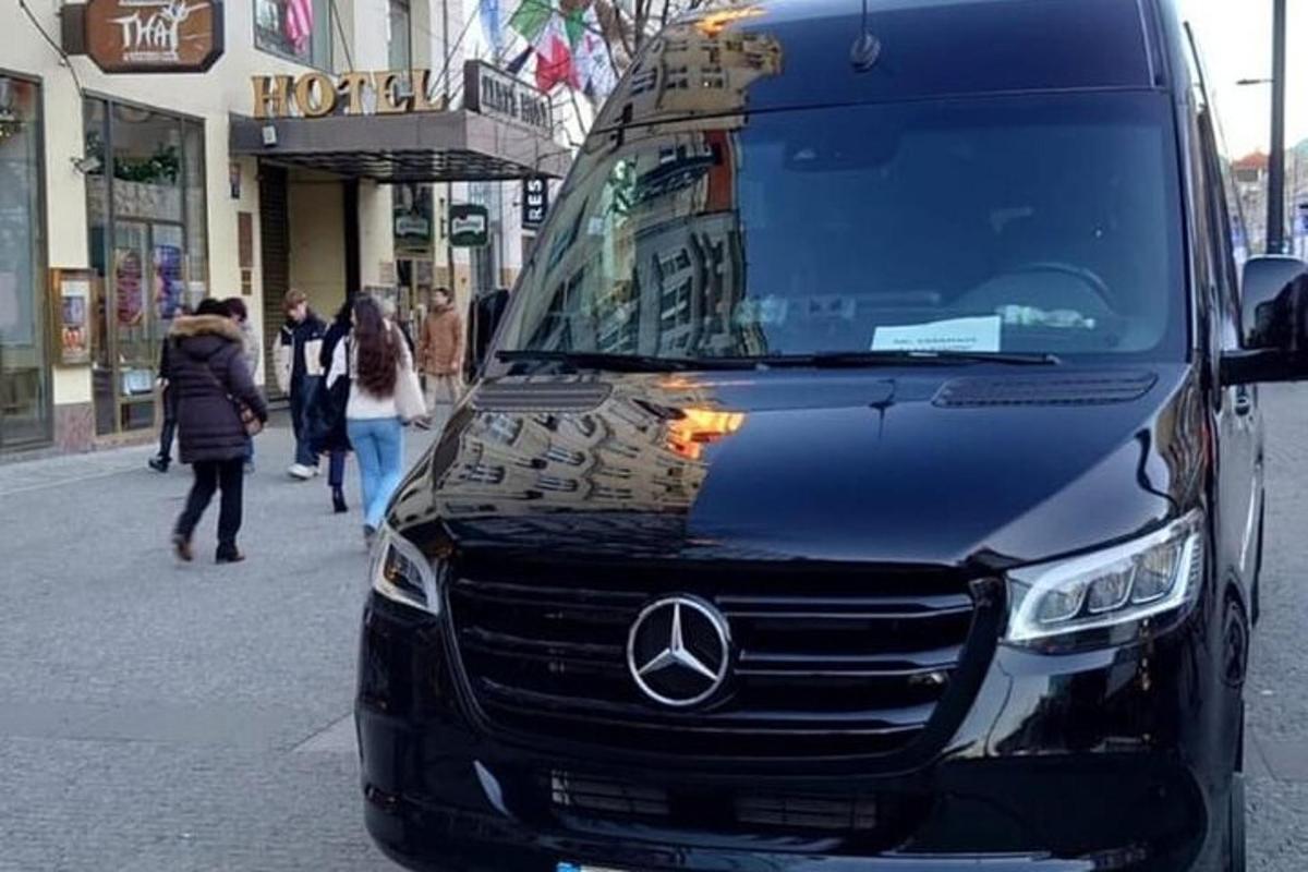 Mercedes Benz sendibíll lagður á götu í borginni