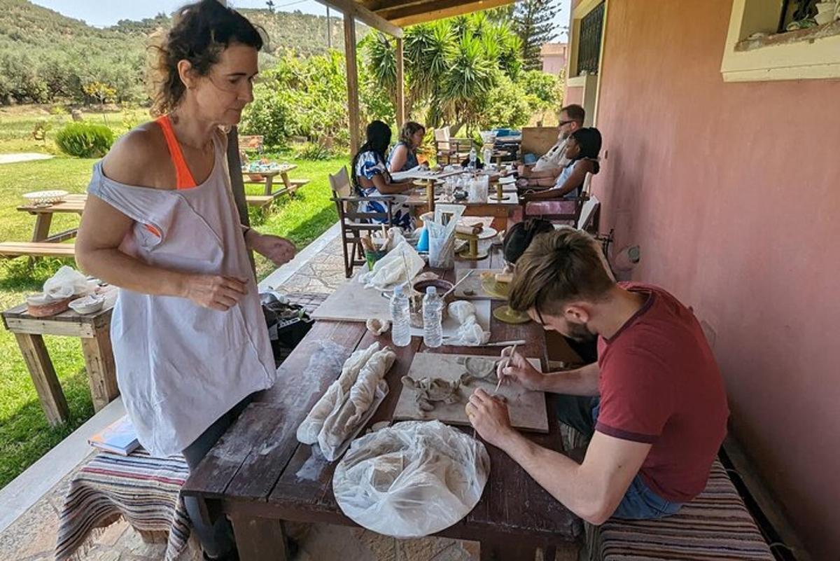 vīrietis un sieviete gatavo ēdienu pie galda