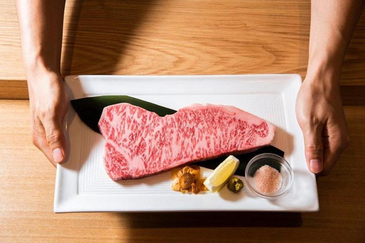 肉とスパイスが添えられた料理の皿