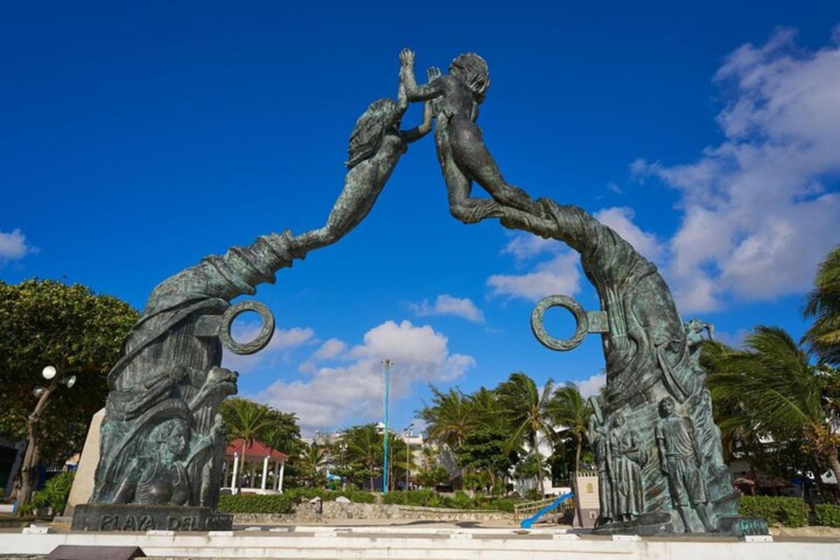 ένα άγαλμα σε ένα πάρκο με δύο άτομα να πηδούν