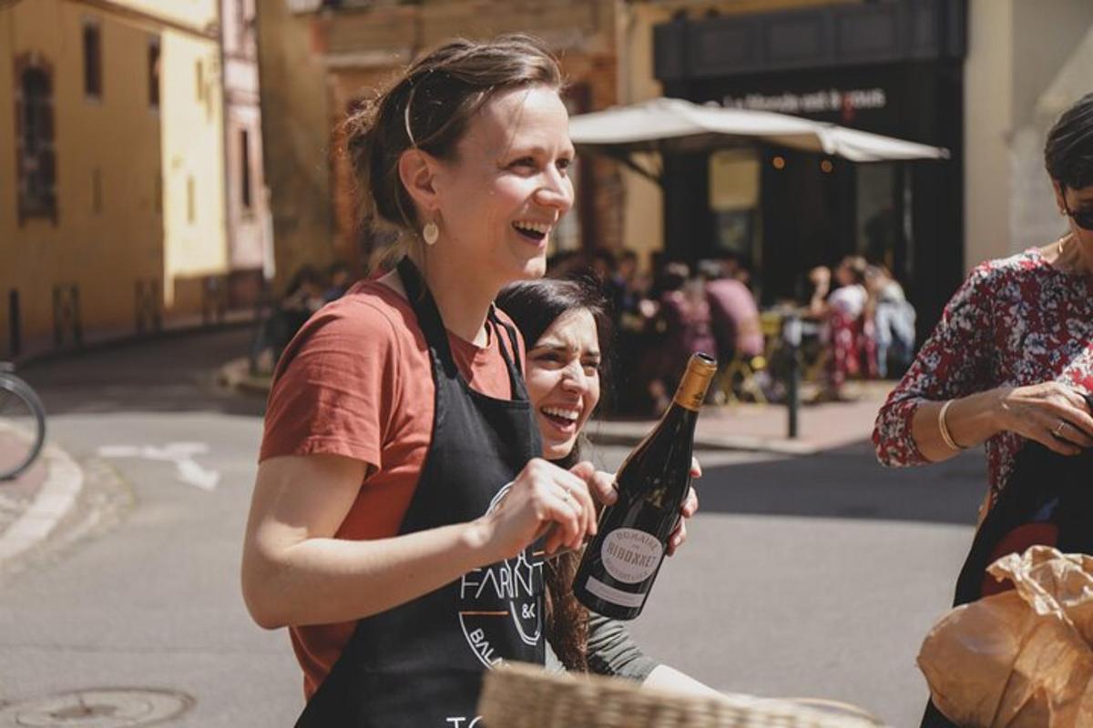 una donna tiene in mano una bottiglia di vino
