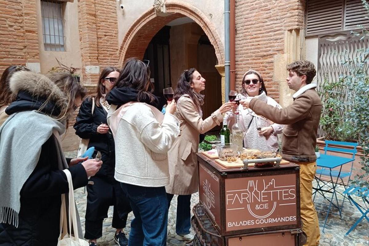 Un grupo de personas de pie alrededor de una mesa con copas de vino.
