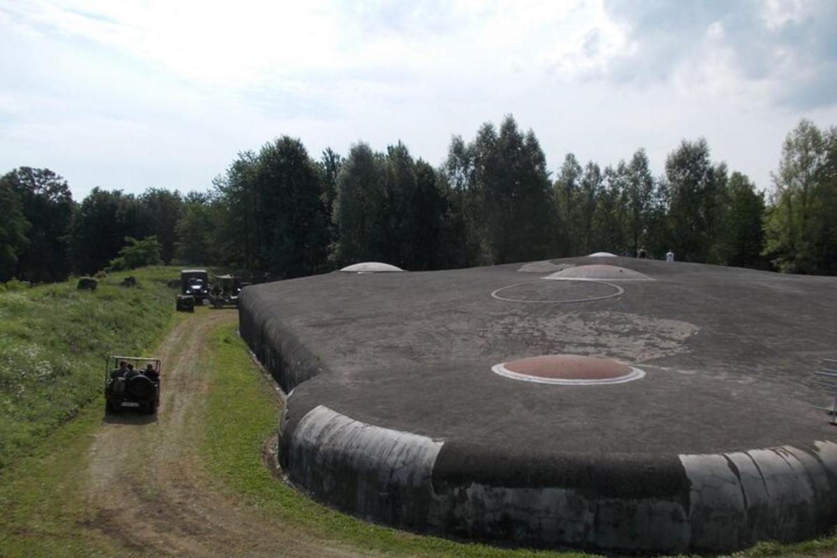 egy nagy földút, rajta egy golfpálya