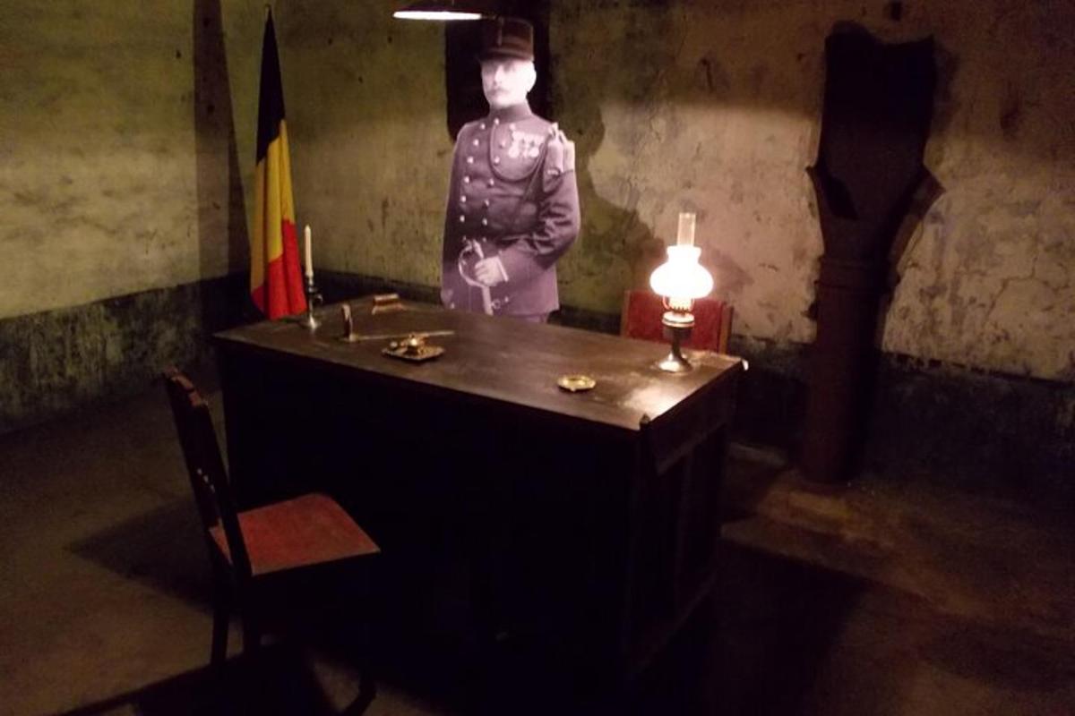 sievietes statuja, kas stāv blakus galdam ar sveci