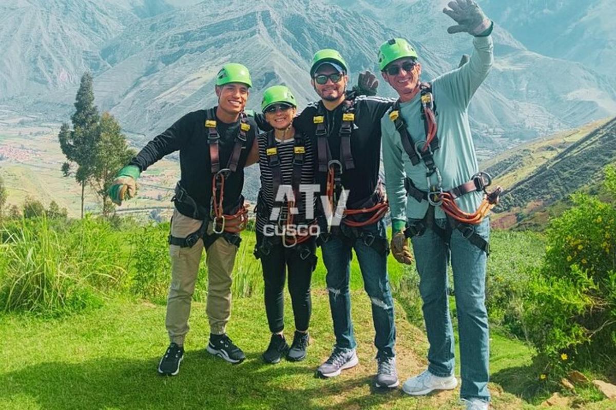 un grup de persones dempeus al cim d'una muntanya