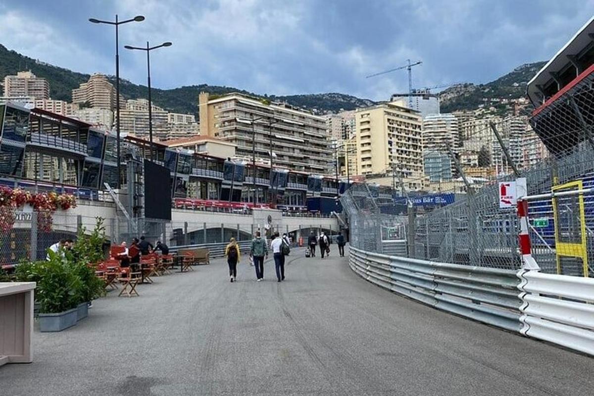 مجموعة من الأشخاص يسيرون عبر جسر به مبانٍ