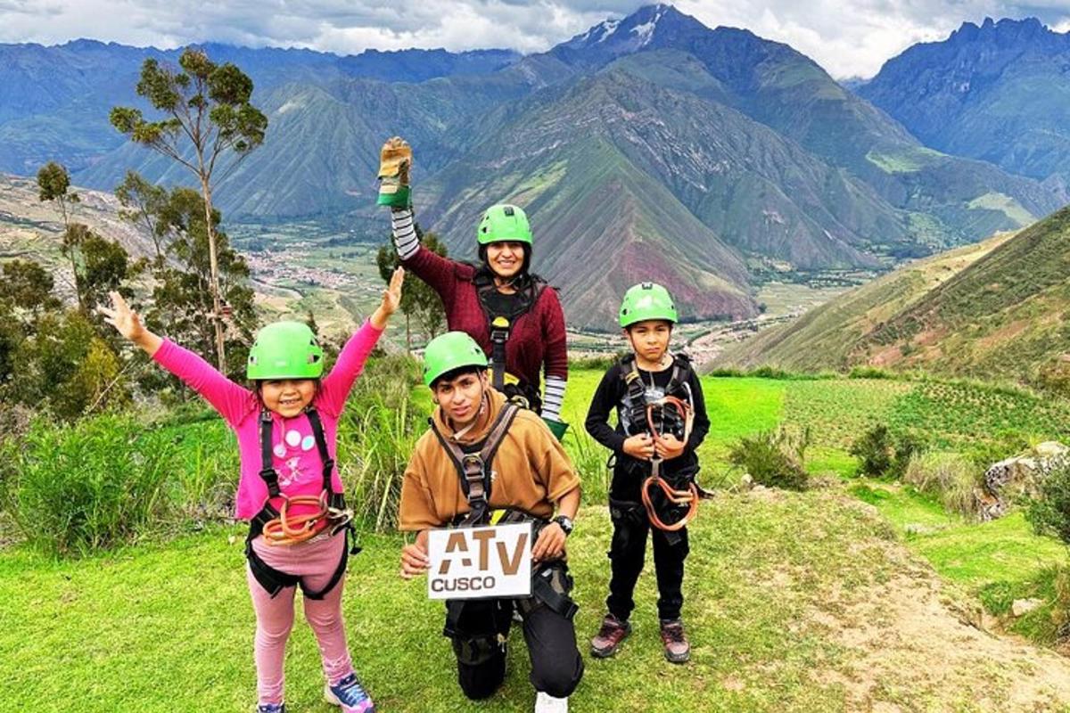 un groupe de personnes portant des casques sur une montagne