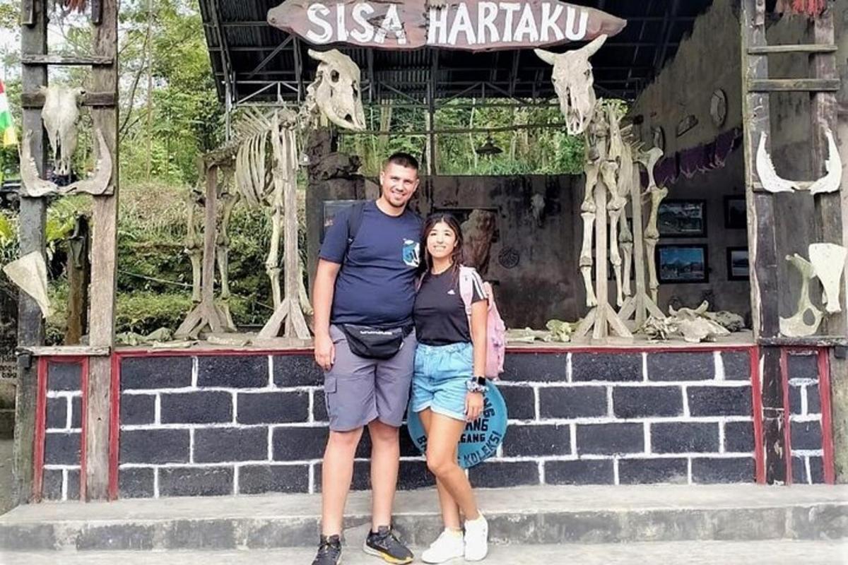 muž a žena stojící před budovou