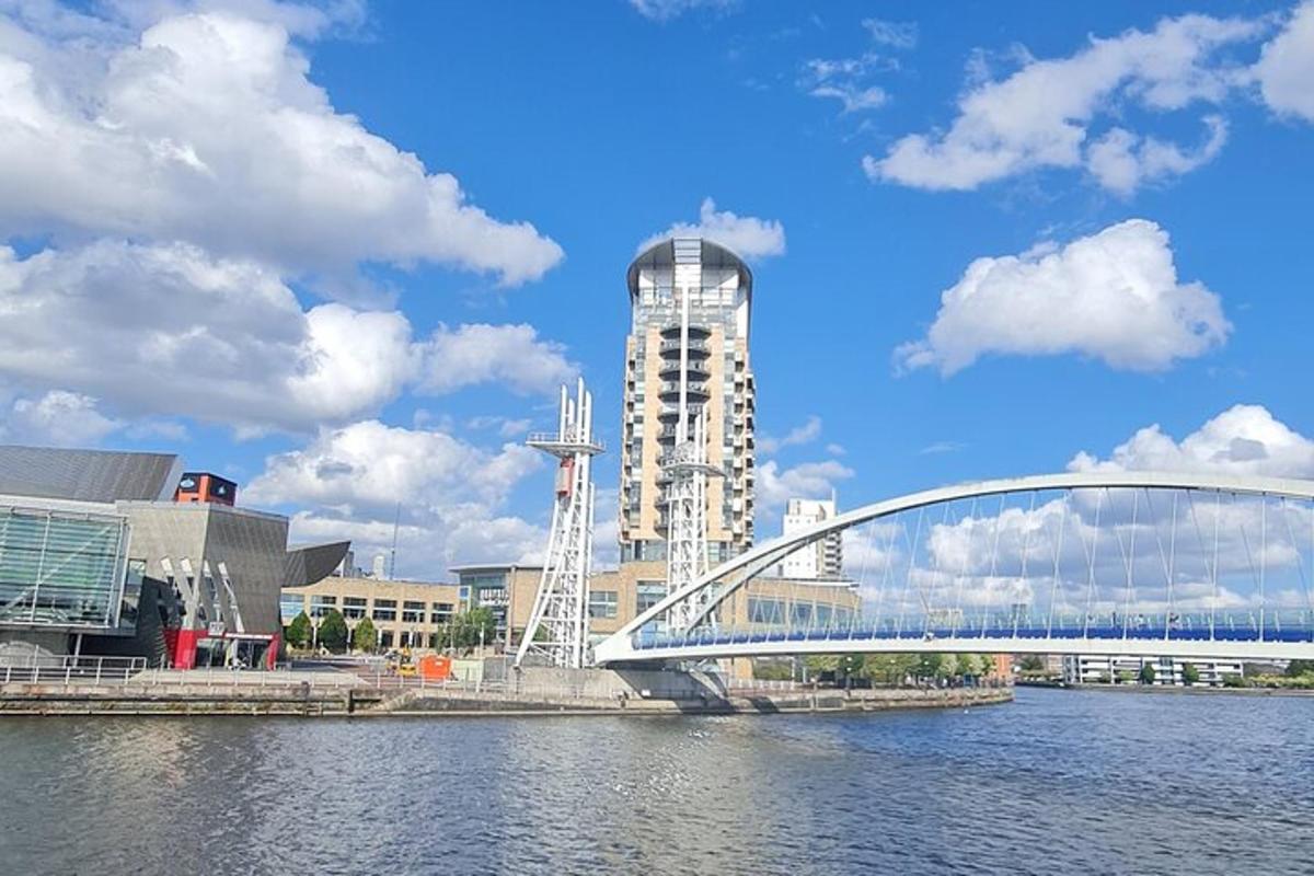 un pont sobre una massa d'aigua amb edificis