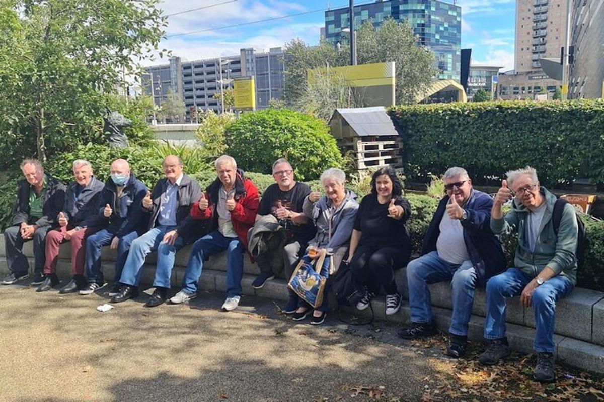 un grup de gent gran asseguda en un banc