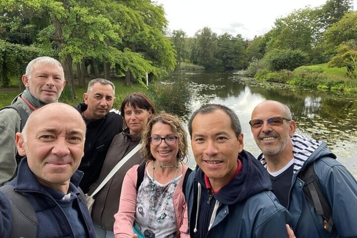 Un grupo de personas de pie frente a un río