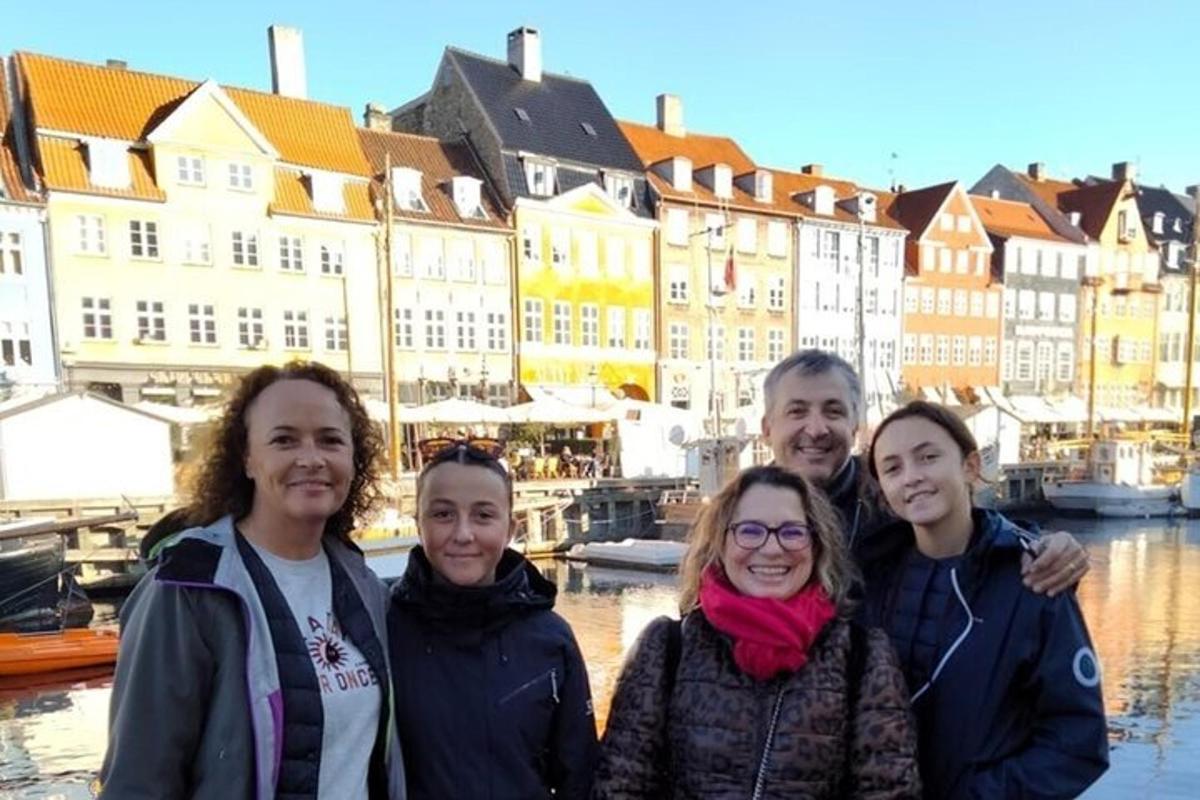 skupina lidí stojících před přístavem