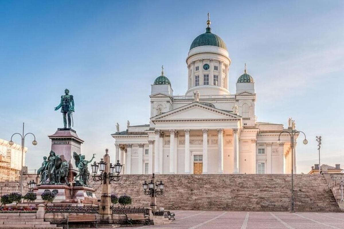un grande edificio con una statua di fronte