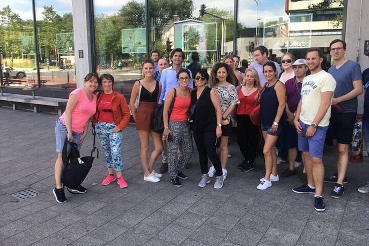 skupina ľudí pózujúcich na fotku