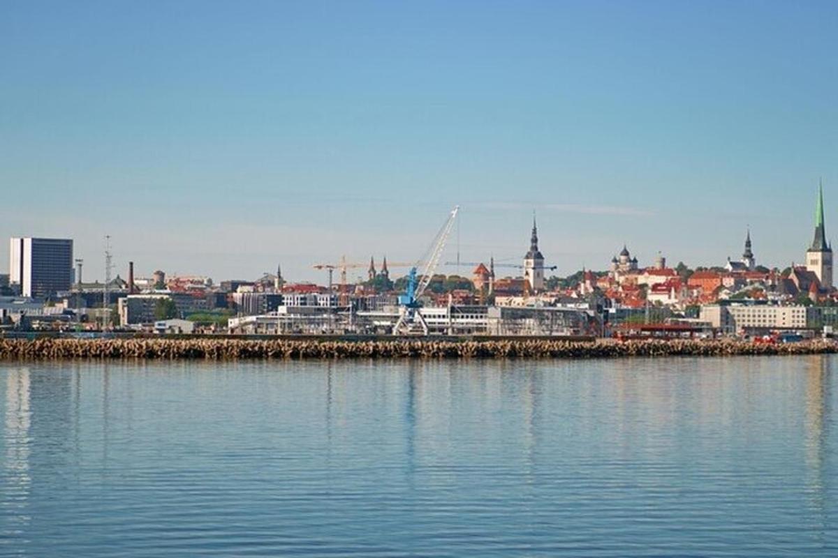 vaade linnale veekogult