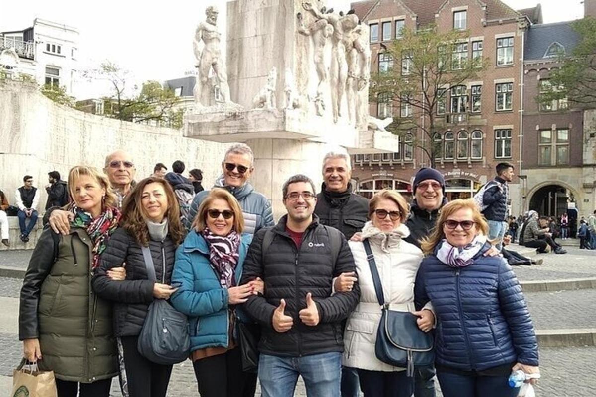bir anıtın önünde duran bir grup insan