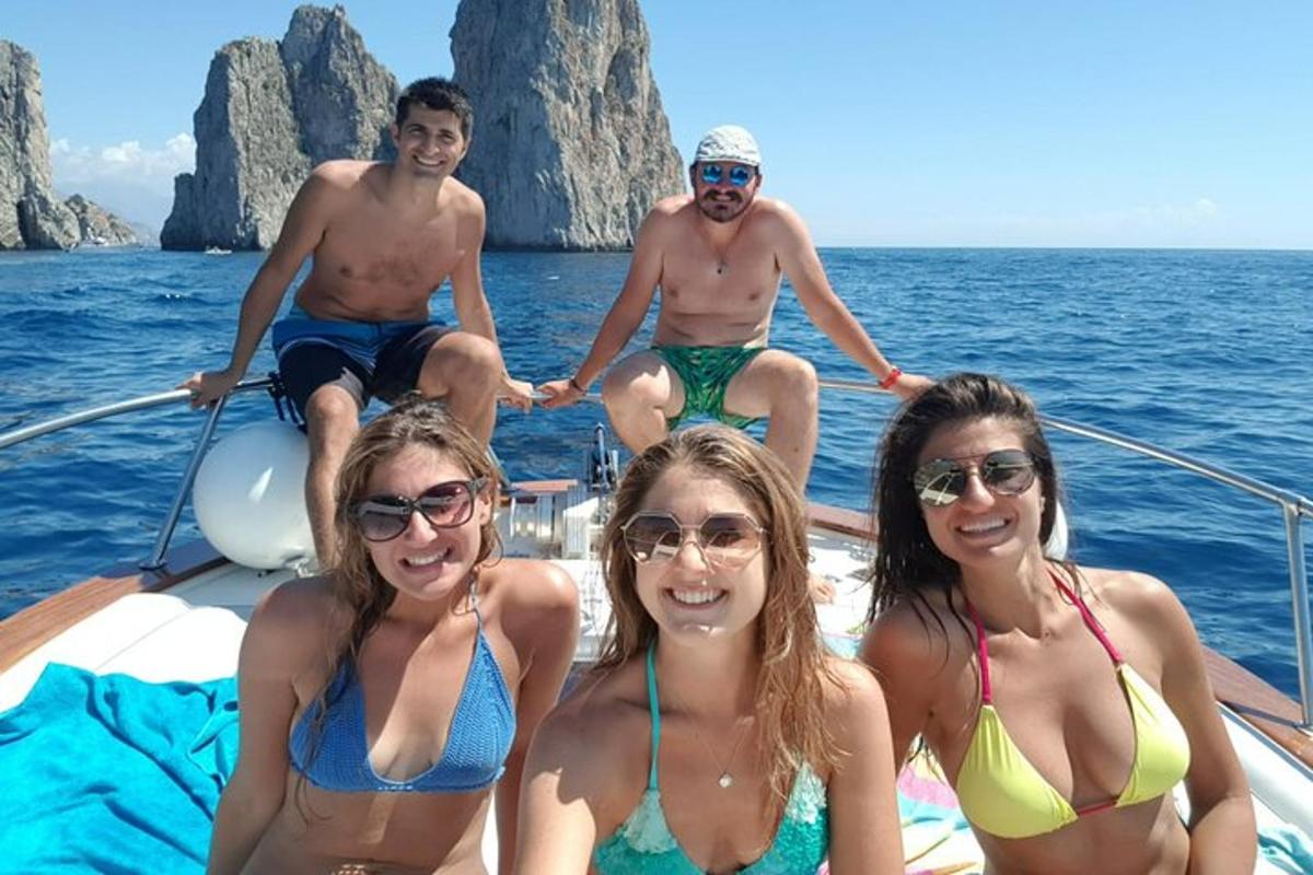 Τέσσερα άτομα με μπικίνι σε μια βάρκα στον ωκεανό