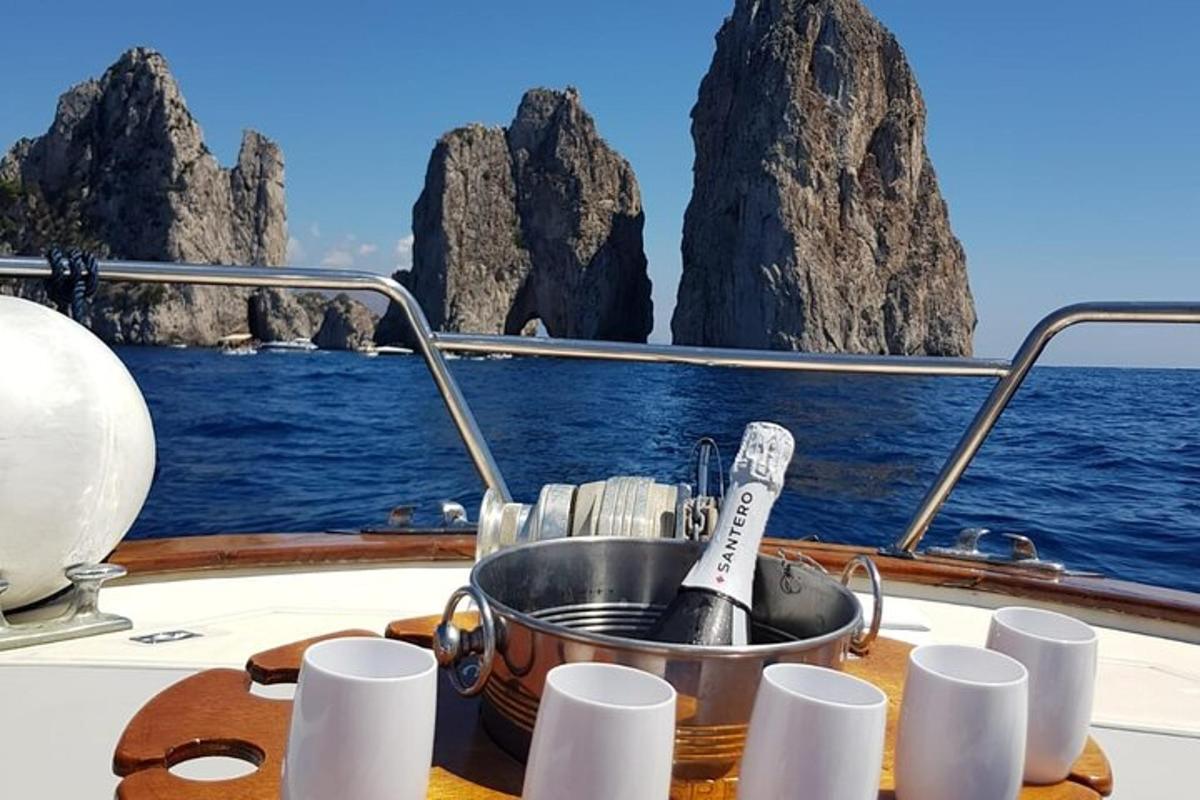 μια κατσαρόλα σε μια βάρκα με πέτρες στο νερό