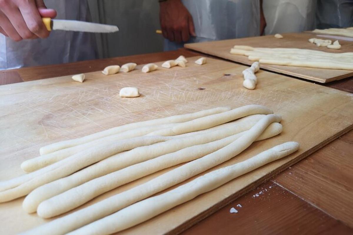 o grămadă de hot dog nefierți pe o placă de tăiere din lemn