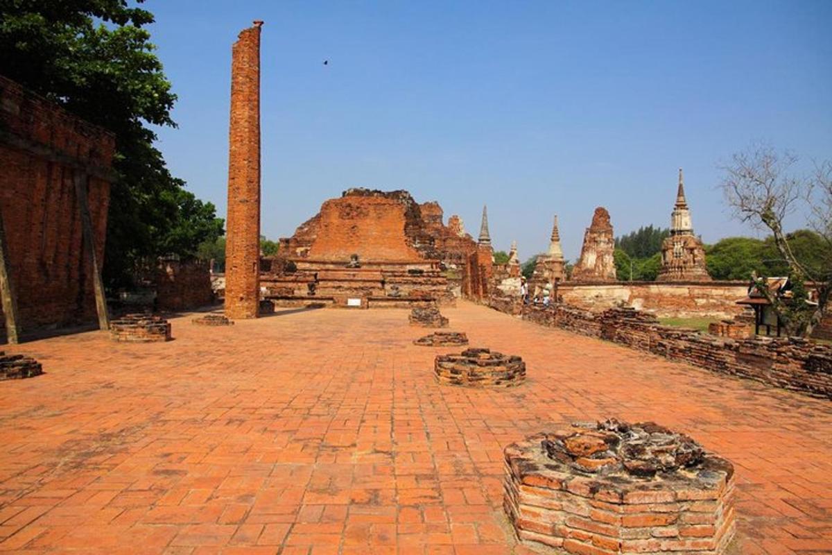 un cortile di mattoni in un tempio con un'alta torre