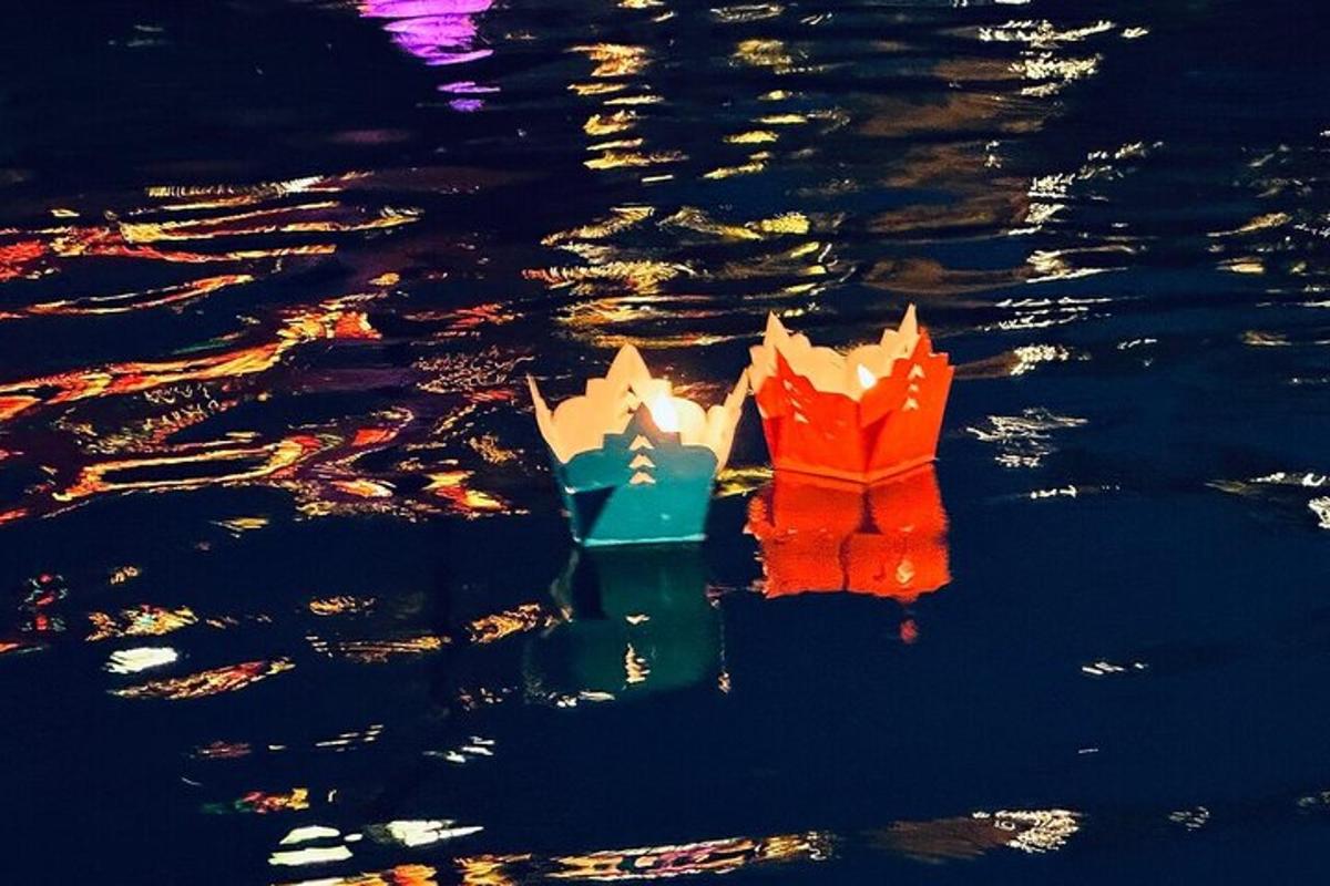 una imagen de un barco de juguete en el agua