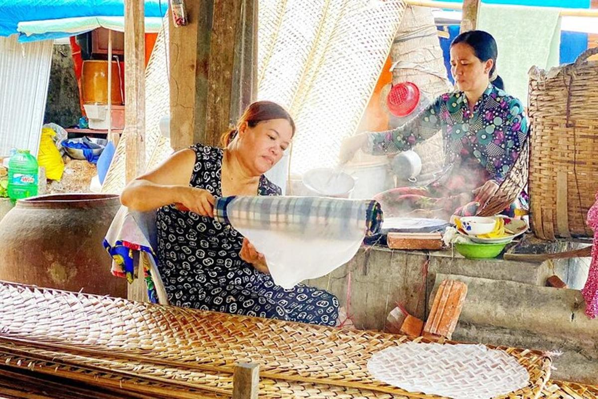 一名妇女正在厨房准备食物
