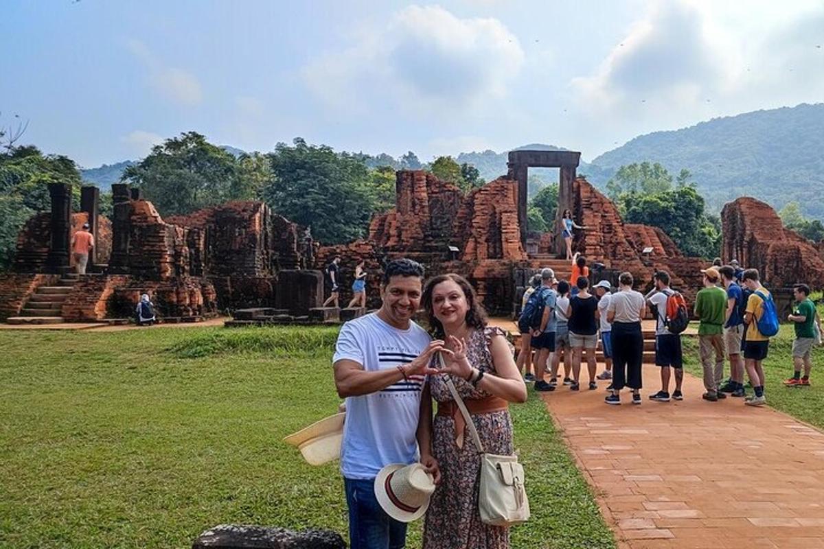 un uomo e una donna in piedi davanti a un tempio