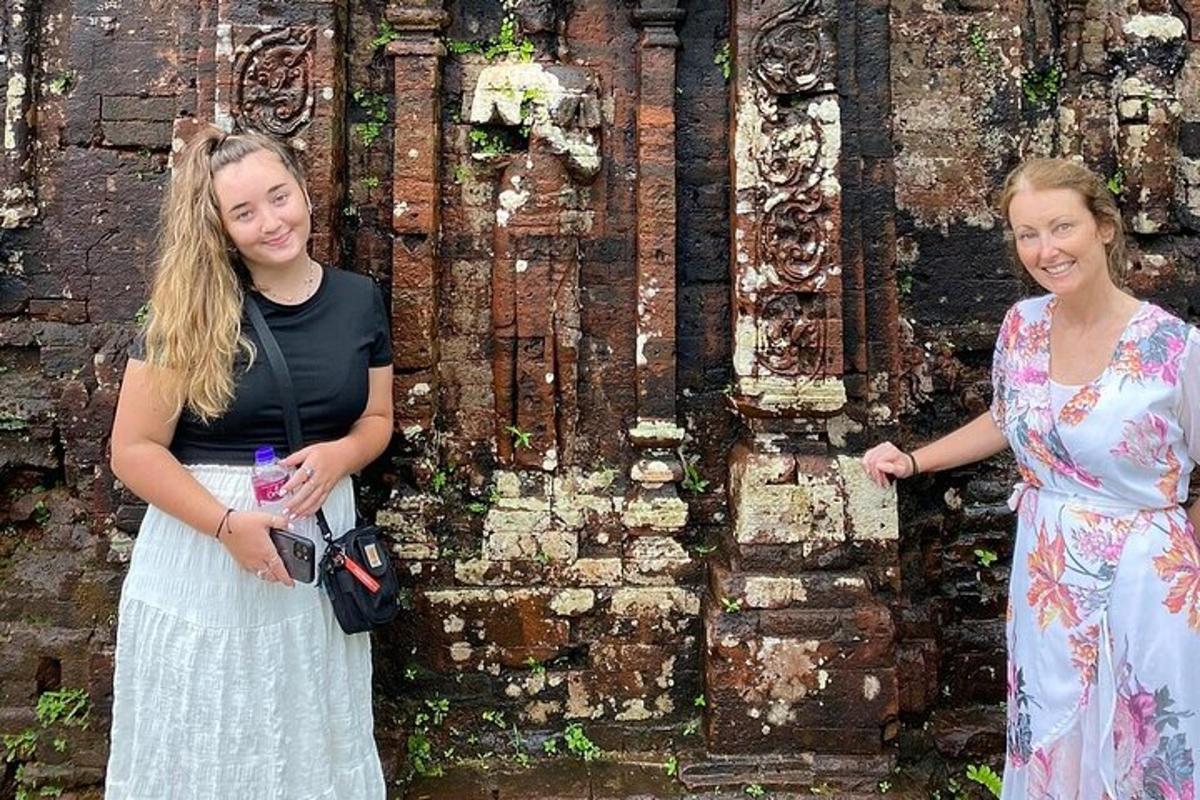due donne in piedi davanti a un edificio