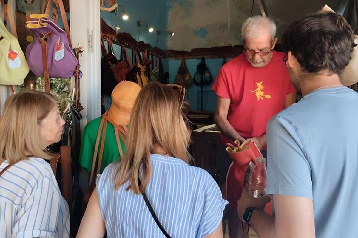 一群人站在商店里