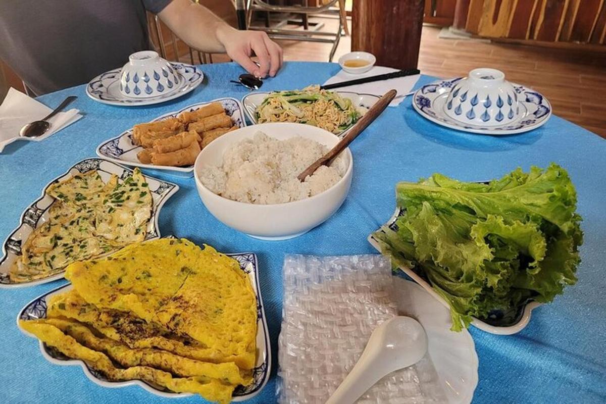 uma mesa azul com pratos de comida sobre ela