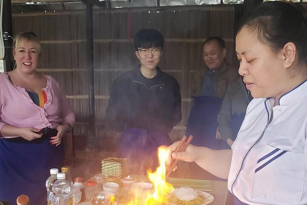 una donna sta accendendo l'aorah su un tavolo con il fuoco