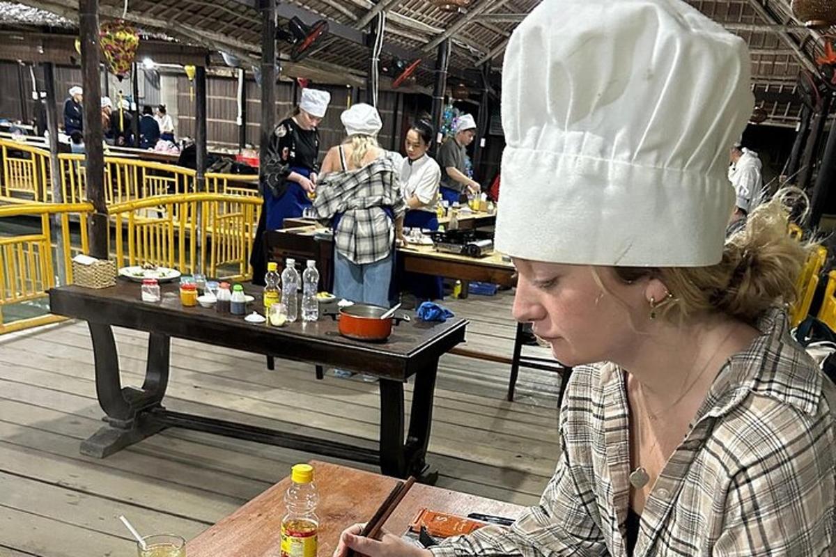 una donna che indossa un cappello da chef in cucina