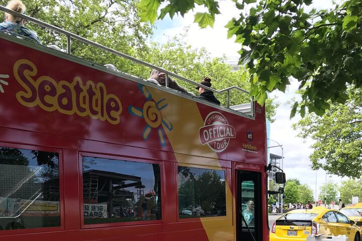 červený dvoupatrový autobus s lidmi nahoře