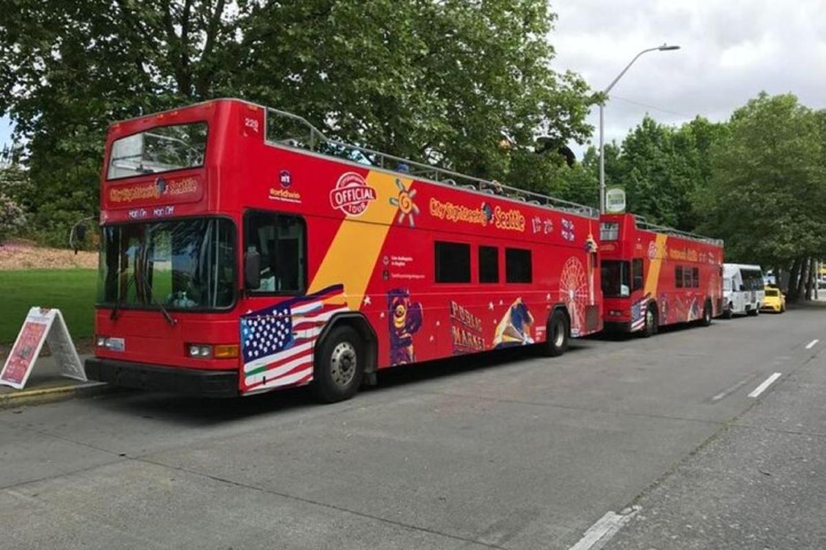 Egy piros emeletes busz parkol az utcán