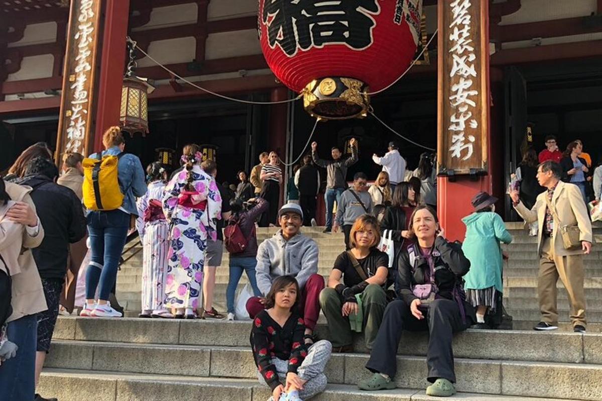 un gruppo di persone sedute sui gradini di un tempio