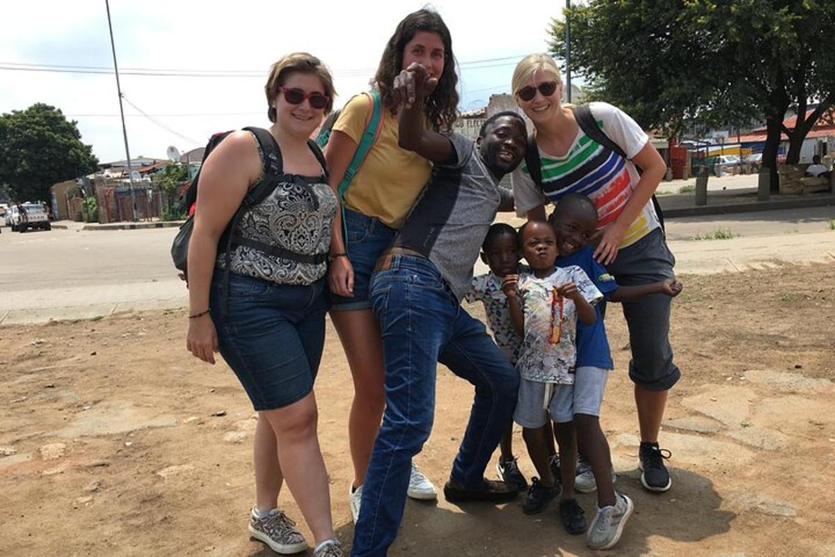 un gruppo di donne che posano per una foto con un bambino