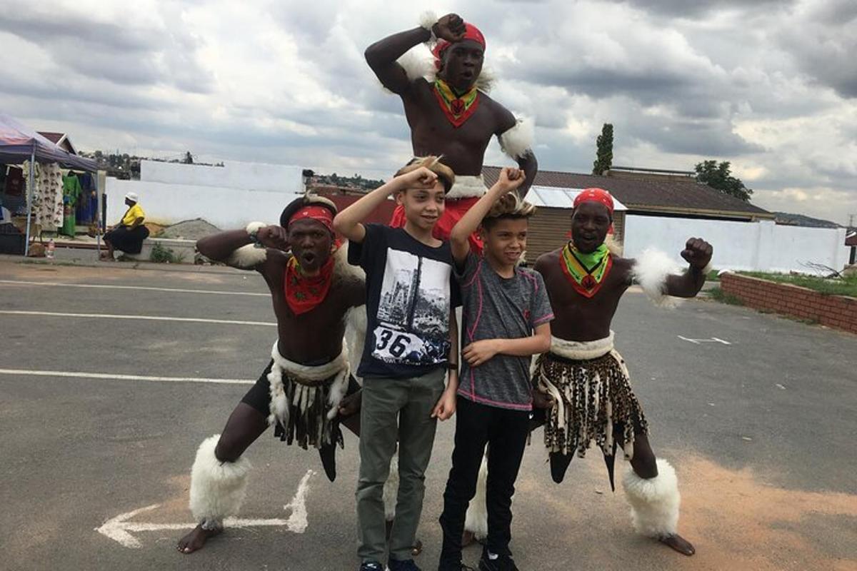 een groep mannen die op een parkeerplaats staan