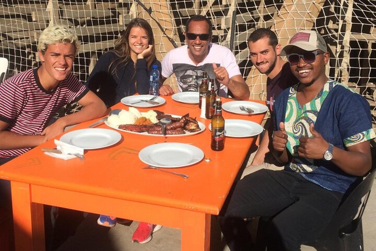 un gruppo di persone sedute attorno a un tavolo con del cibo
