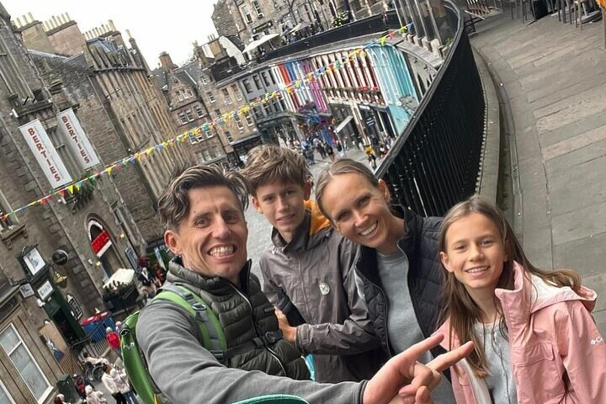 un grup de persones posant per a una foto en una ciutat
