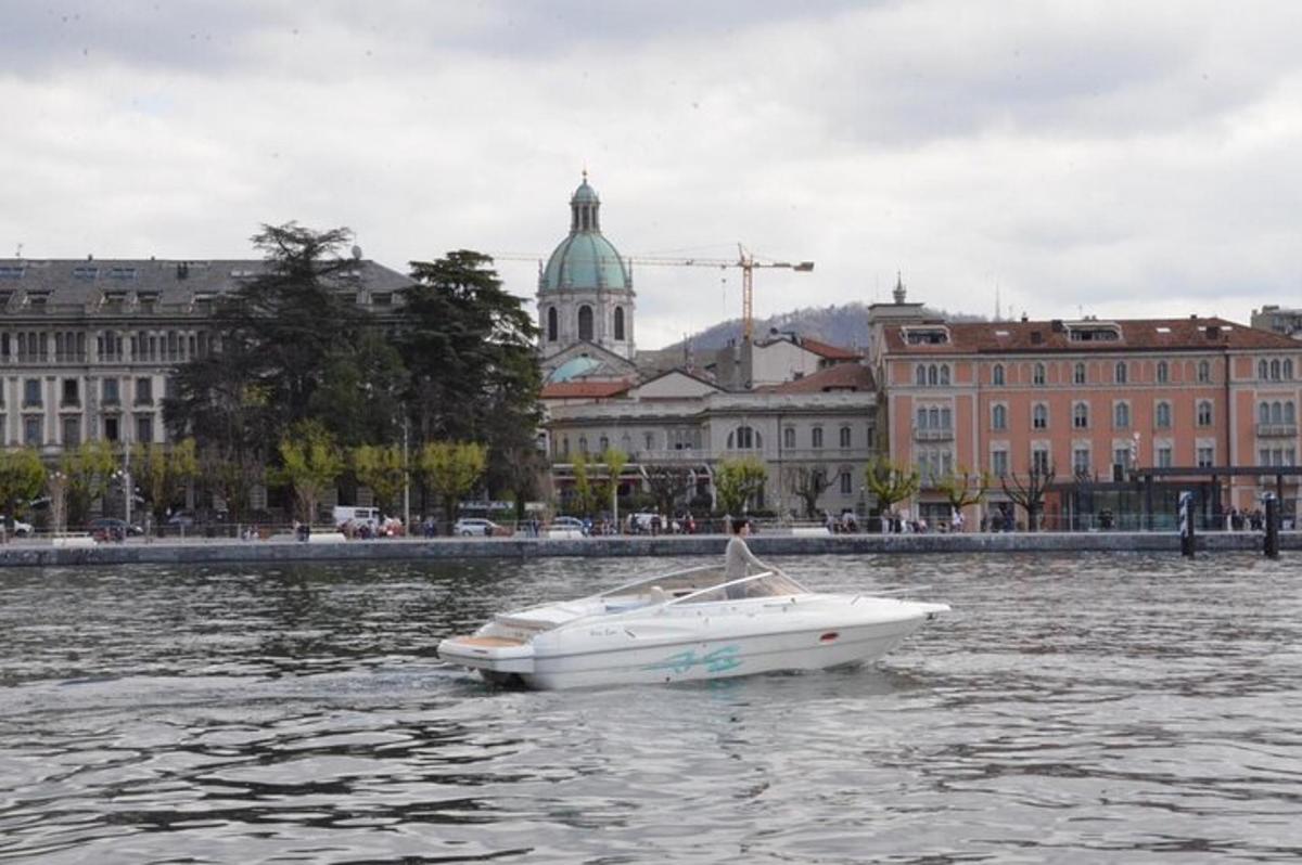 una barca bianca nell'acqua di fronte a una città