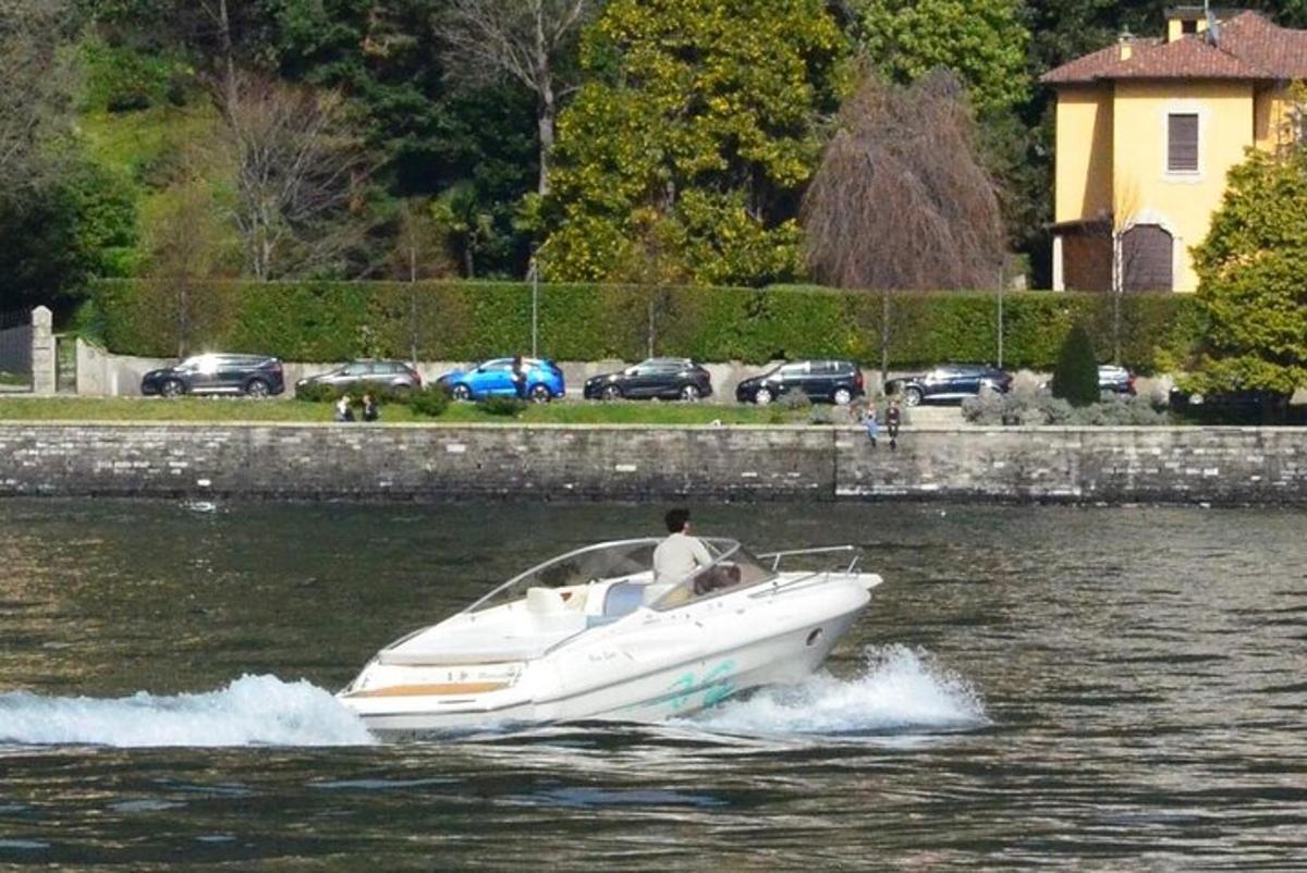 un uomo su una barca bianca nell'acqua